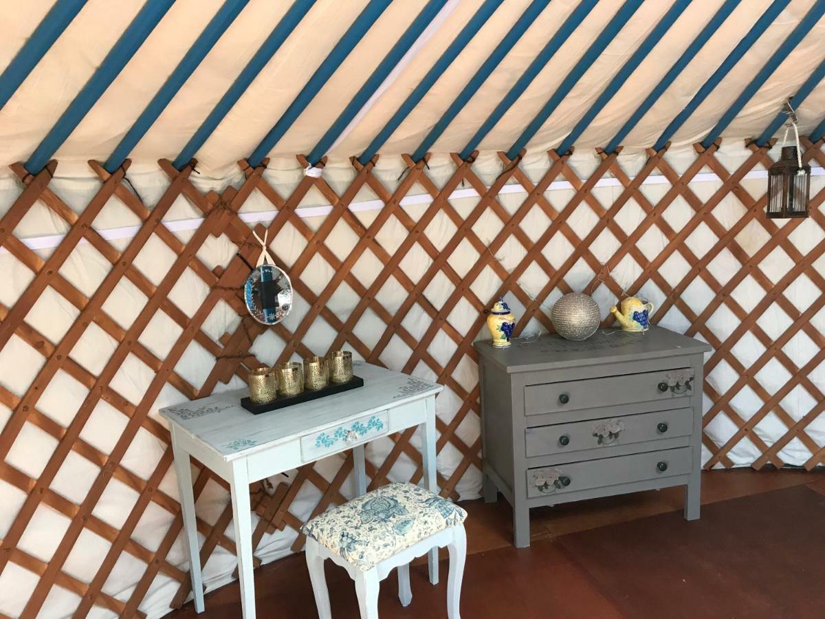 Готель French Fields Luxury Glamping Original Mongolian Yurt Le-Vieux-Cerier Екстер'єр фото